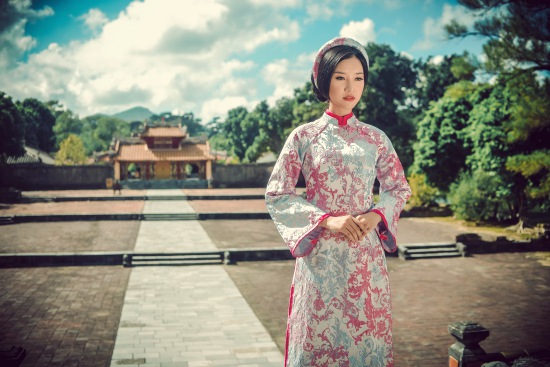Đài các, sang trọng với những mẫu ái dài mang hơi hướng hoàng cung.